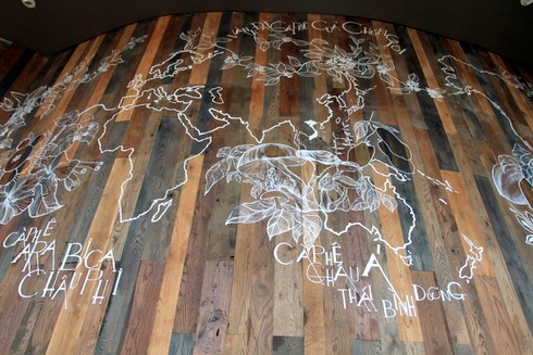 Một bản đồ lớn về các vùng cà phê cũng được vẽ trên lầu. Starbucks cho biết, họ đã thu mua cà phê tại Việt Nam từ năm 2007 và mang về chế biến tại các nhà máy riêng của mình.